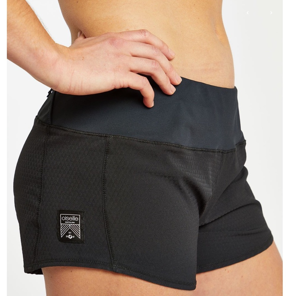 Oiselle Rogu black shorts